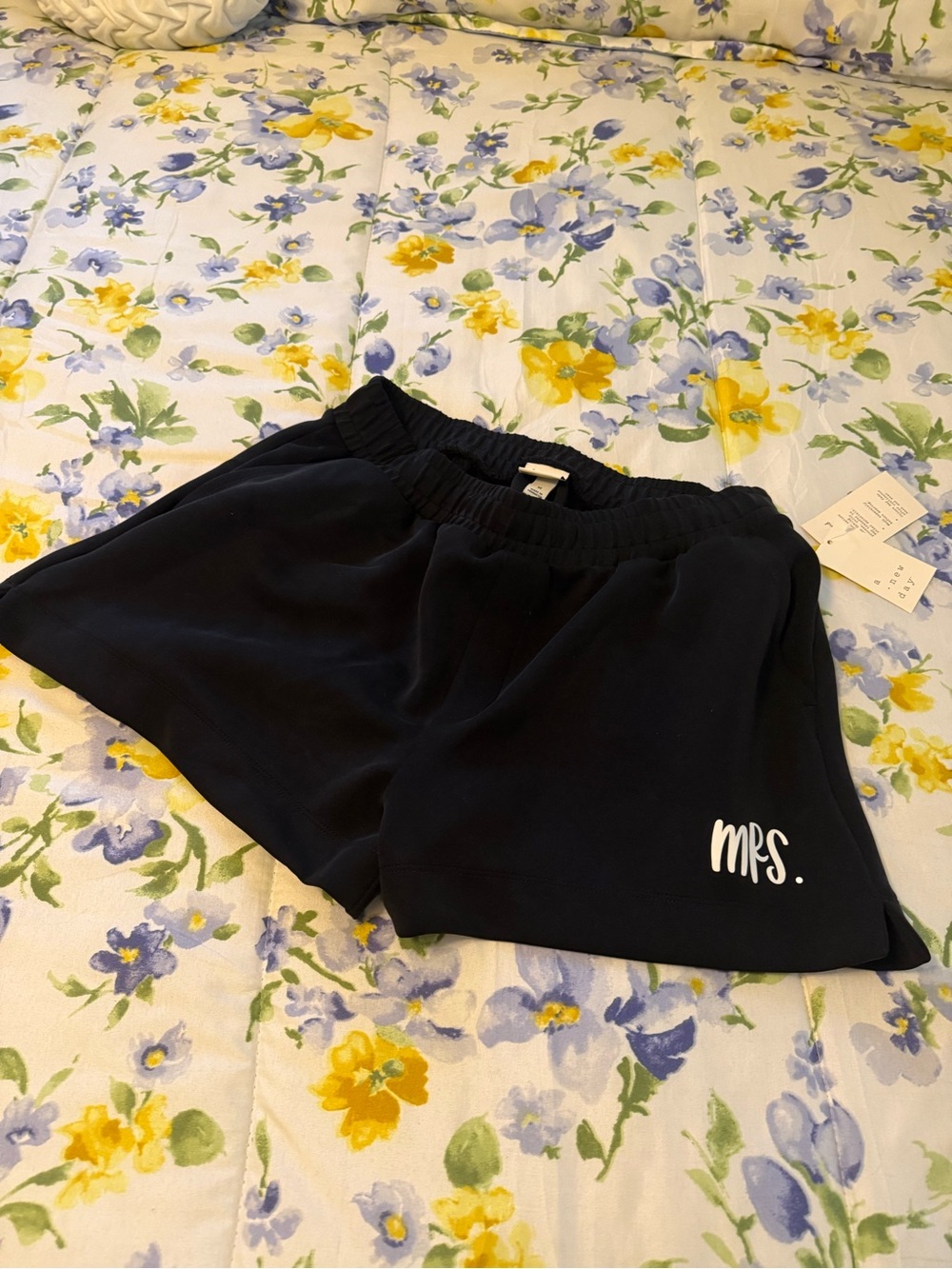 a new day Black womans Elastic Waist Shorts with "mrs." Print size m nwt